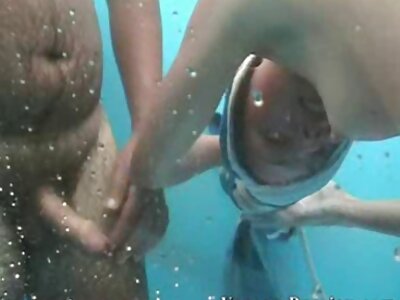 Ella Knox fransk porr får sin håriga fitta duschat med sperma efter ett fint knul